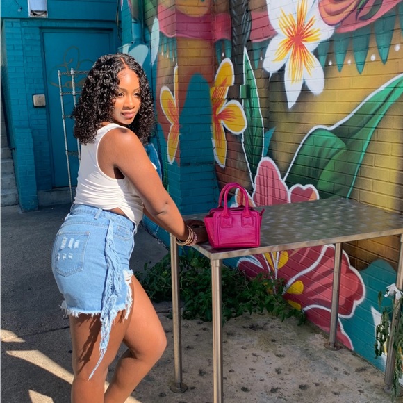 Light distressed fringe jean shorts - Picture 4 of 4